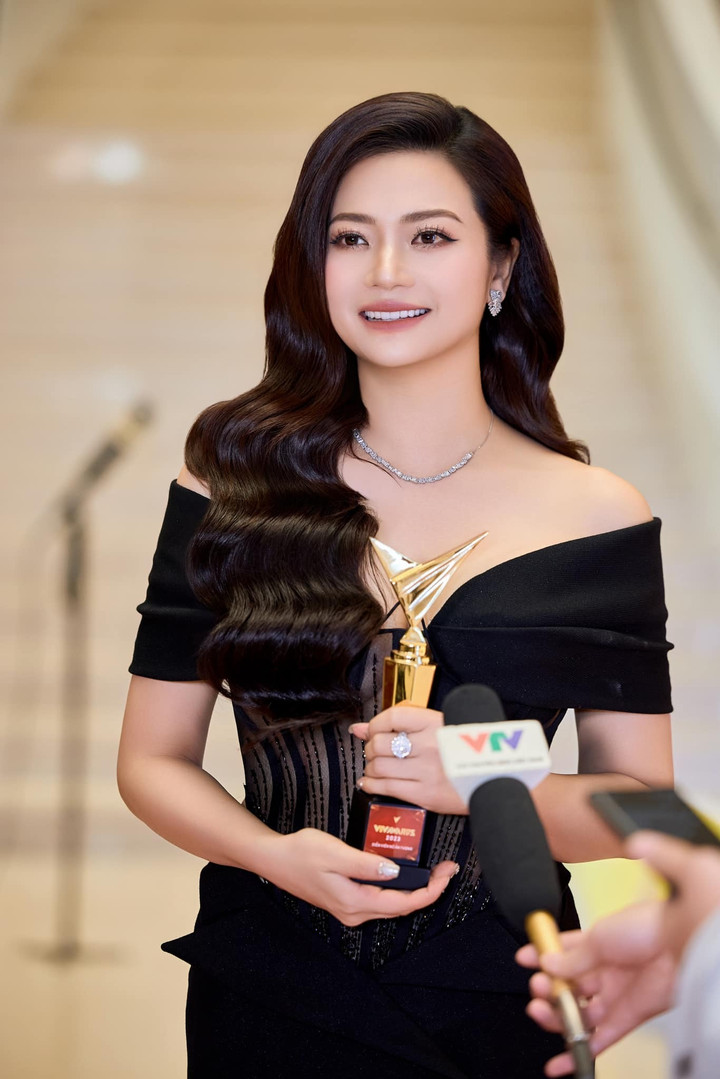 Trong sự nghiệp, cô từng nhận giải Nữ diễn viên ấn tượng của VTV Awards 2023 cho vai diễn trong "Gia đình mình vui bất thình lình".