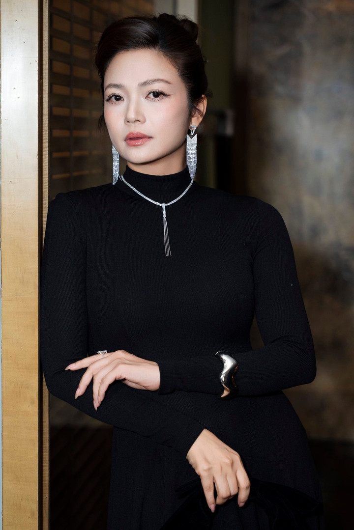 Dù xuất phát điểm là nghệ sĩ múa, nhưng Kiều Anh bén duyên với nghề diễn viên với nhiều vai diễn ấn tượng trên truyền hình như "Phía trước là bầu trời", "Những công dân tập thể", "Giọt nước mắt muộn màng", "Hồ sơ cá sấu", "Ngày mai bình yên", "Gia đình mình vui bất thình lình"…