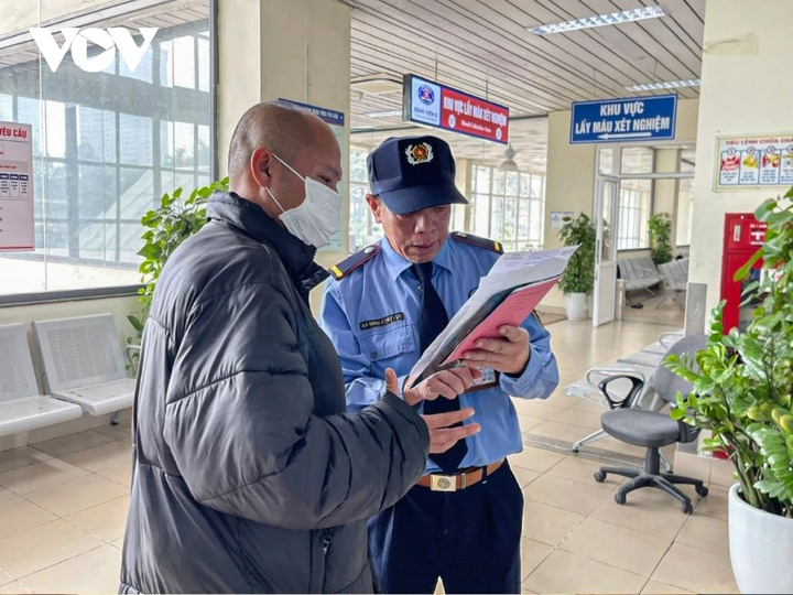 Bác Phúc hướng dẫn người đến khám tại bệnh viện.