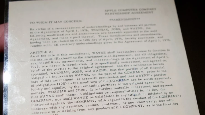 Bản sửa đổi hợp đồng Apple năm 1976, văn bản ghi dấu sự rút lui của Ron Wayne, người đồng sáng lập thứ ba, chỉ vài tuần sau khi công ty được thành lập. (Nguồn: Getty Images)