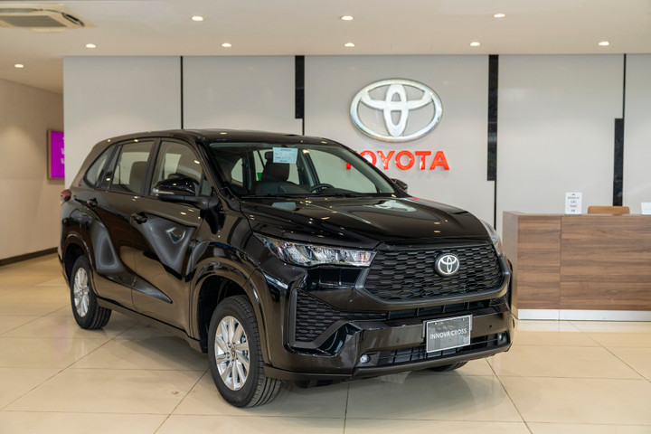 Innova Cross 2.0G “phả” hơi nóng lên các đối thủ cùng phân khúc và mẫu xe 7 chỗ.