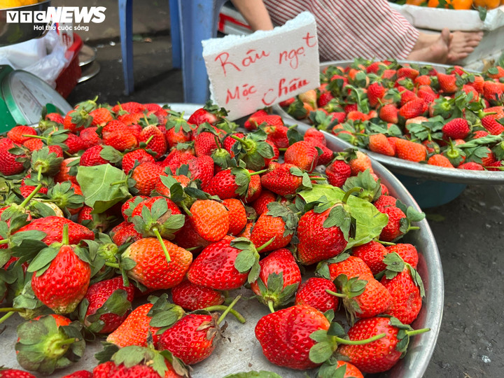 Dâu được bày bán tại chợ và được giới thiệu là dâu Mộc Châu.