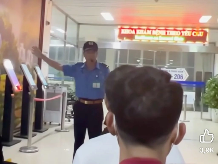 Hình ảnh người bảo vệ trong đoạn clip đã nhanh chóng lan truyền trên mạng xã hội trong những ngày qua. (Ảnh: Cắt từ clip)