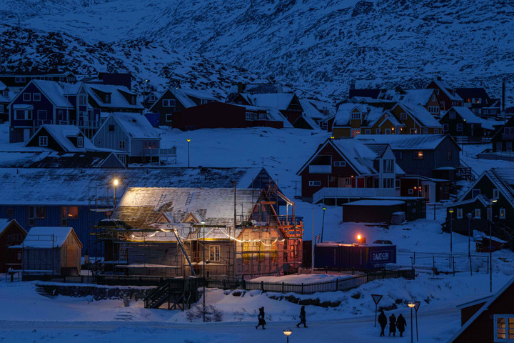 Trung tâm thành phố Nuuk, Greenland, ngày 13/1/2026. (Ảnh: AP/Evgeniy Maloletka)