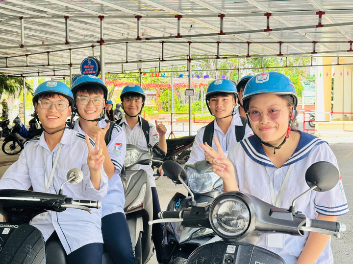 Các học sinh vui vẻ và tự giác đến trường sớm hơn sau hình thức khen tuyên dương học sinh đến sớm của nhà trường.