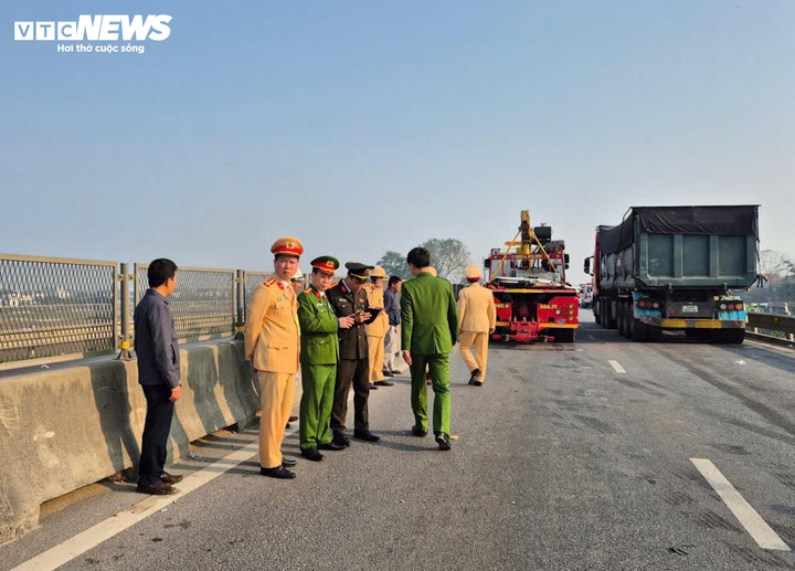 Trưa 14/1, lực lượng chức năng tỉnh Thanh Hoá phối hợp, điều tra làm rõ nguyên nhân vụ tai nạn thảm khốc trên cao tốc Bắc - Nam đoạn Mai Sơn - Quốc lộ 45 thuộc địa phận thôn Nhạ Lọc (xã Đồng Tiến, tỉnh Thanh Hóa) làm 10 người thương vong.