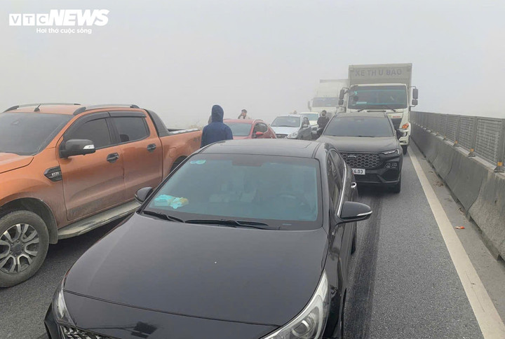 Ghi nhận tại hiện trường cho thấy, vụ tai nạn chỉ cách nút giao Đồng Thắng (xã Đồng Tiến, tỉnh Thanh Hóa) khoảng 700 m, các xe được phân luồng theo hướng khác.