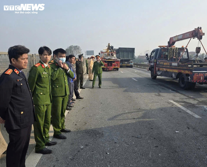 Lực lượng chức năng xác định có nhiều lỗi vi phạm của các phương tiện liên quan đến vụ tai nạn. (Ảnh: Đình Anh)