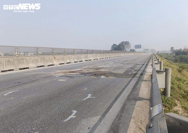 Tại khu vực này, không có điểm dừng chờ khẩn cấp, điểm xảy ra tai nạn thuộc làn đường sát với hàng rào bảo vệ cao tốc.