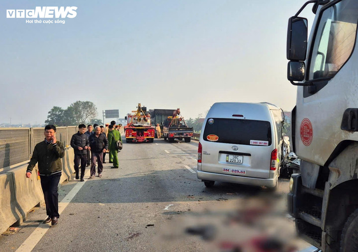 Cùng lúc, ô tô biển số 36RM-001.xx do anh Trịnh Khắc H. (SN 1989, ngụ xã Yên Ninh, tỉnh Thanh Hóa) điều khiển từ phía sau lao tới tông vào ô tô khách làm 4 người trên xe khách tử vong, 6 người khách bị thương được đưa tới bệnh viện cấp cứu.