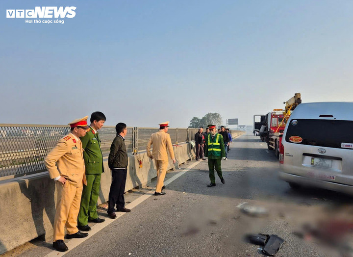 Vào thời điểm trên, anh P.V.Tr. (SN 1986, ngụ xã Đồng Lộc, tỉnh Hà Tĩnh) lái ô tô khách mang biển số 38C-229.xx theo hướng Nghệ An - Hà Nội, trên xe chở theo 11 người. Khi đến đoạn đường trên, xe khách tông vào đuôi xe tải biển số 35A-463.xx do anh Bùi Văn H. (SN 1990, ngụ xã Phú Sơn, Ninh Bình) điều khiển đang dừng đỗ phía trước.