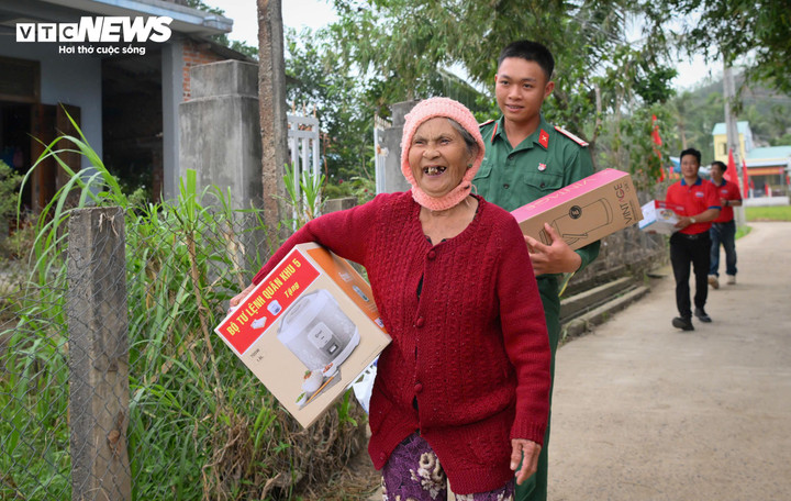 Cụ bà nhận quà của Quân khu 5, chăm chút cho căn nhà vừa được dựng lên.
