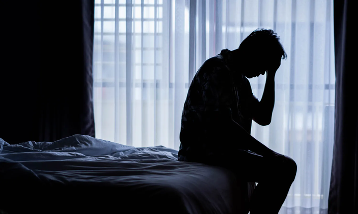 Tuổi 50 ốm đau không ai chăm, hối hận vì cứ kéo dài cuộc sống độc thân. (Ảnh minh họa: iStock)