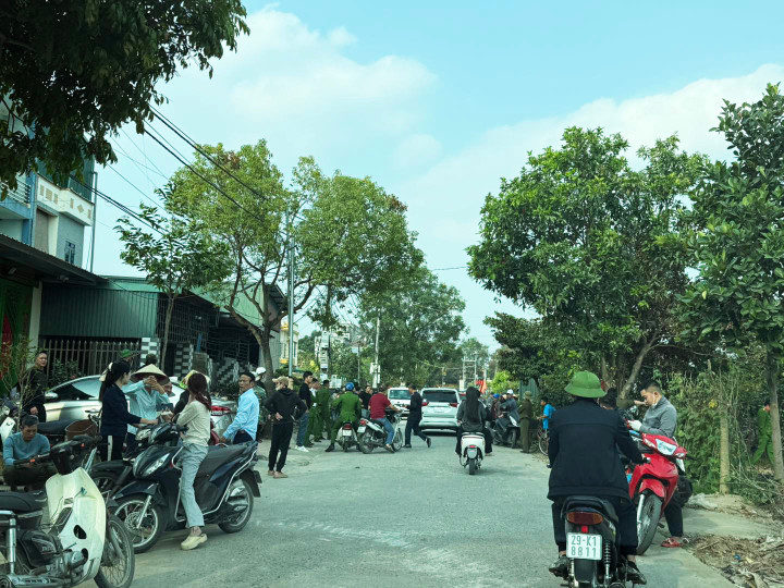 Cơ quan chức năng đang khẩn trương điều tra, truy bắt nghi phạm.