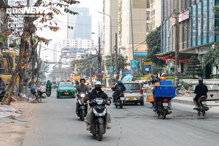 Người dân cho biết, nhiều năm qua tuyến đường thường xuyên chật hẹp, ùn tắc vào giờ cao điểm, việc đi lại rất vất vả. Hiện nay, dự án mở rộng đang dần hoàn thiện, mặt đường thông thoáng hơn, lưu thông thuận lợi, tiết kiệm thời gian. Tuy nhiên, vỉa hè vẫn còn nhếch nhác, nhiều bụi bẩn do công trình chưa hoàn tất.