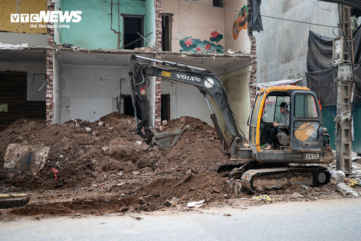 Cận cảnh loạt nhà 'siêu mỏng, siêu méo' trên đường đang mở rộng ở Hà Nội - 25