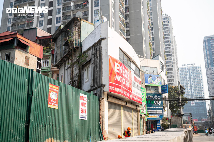 Theo báo cáo của UBND phường Thanh Xuân, sau khi mở rộng đường Nguyễn Tuân, trên địa bàn còn 15 thửa đất có diện tích dưới 15m², trong đó 4 thửa vẫn tồn tại công trình xây dựng. UBND phường đã giao Ban Quản lý dự án đầu tư – hạ tầng tổ chức đối thoại, vận động các hộ dân lập dự án thu hồi phần diện tích còn lại, tuy nhiên đến nay các hộ này vẫn chưa đồng thuận.