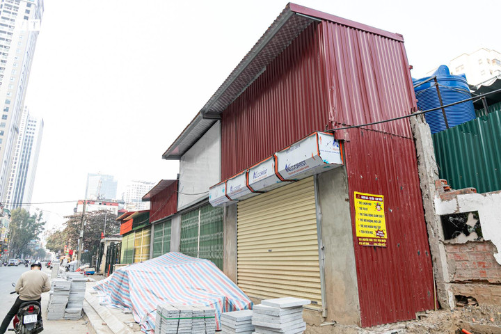 Sau khi tháo dỡ rào tôn, dọc tuyến đường Nguyễn Tuân mở rộng xuất hiện hàng loạt công trình “siêu mỏng, siêu méo” với diện tích chỉ 6-8m², quây tôn, thậm chí cao 2 tầng, gây mất mỹ quan đô thị trên trục đường mới mở rộng.