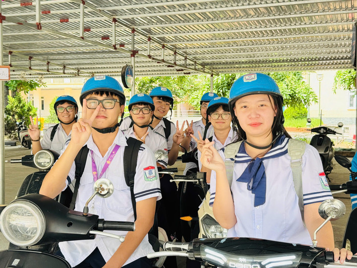 Lưu Phương Anh (phải), top 2 học sinh đi học sớm nhất trường THPT Hàng Hải.