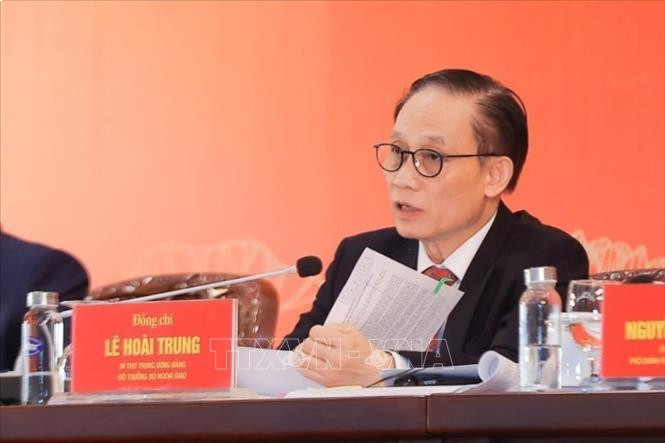 Ông Lê Hoài Trung, Bí thư Trung ương Đảng, Bộ trưởng Bộ Ngoại giao trả lời câu hỏi của phóng viên. (Ảnh: TTXVN)