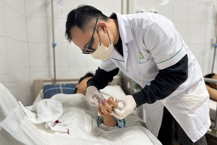 Bác sĩ thăm khám cho người bệnh.