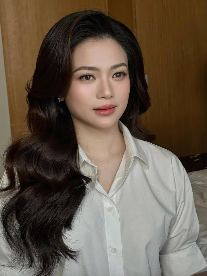 NSƯT Kiều Anh sinh năm 1981 tại Thái Nguyên. Năm 13 tuổi, cô thi đỗ khoa múa Trường Nghệ thuật Quân đội (nay là Đại học Văn hóa Nghệ thuật Quân đội).