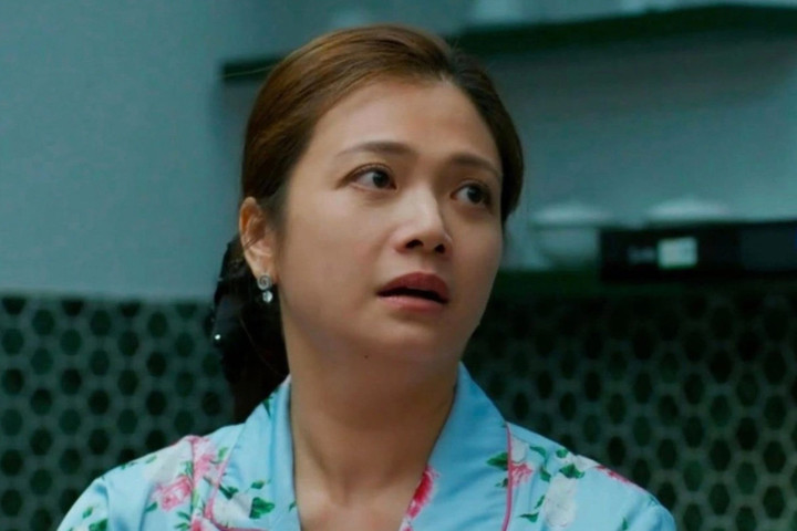 Trong phim, Kiều Anh đóng vai bà Ánh - người phụ nữ tuổi trung niên, có hai con lớn nhưng tính cách hồn nhiên, vui tươi. Bà được chồng con cưng chiều như công chúa vì thế gặp nhiều tình huống "dở khóc dở cười".