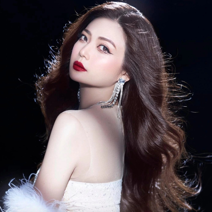 Về đời tư, nữ NSƯT khá kín tiếng. Chỉ biết rằng, cô làm mẹ đơn thân, con trai hiện 12 tuổi. Nữ diễn viên từng tâm sự bị “ám ảnh” bởi mối tình sâu đậm năm 18 tuổi đến mức sau này không yêu được ai. Cũng theo lời Kiều Anh, con trai sốt ruột và luôn mong mẹ có người yêu.