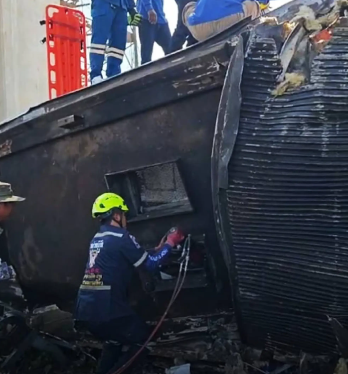 Vụ va chạm tạo ra tiếng nổ lớn, khiến phần còn lại của cần cẩu tiếp tục đổ sập xuống đoàn tàu. Nhân viên y tế và cứu hộ phải sử dụng thiết bị cắt kim loại để tiếp cận và đưa nạn nhân ra ngoài. (Nguồn: The Nation)
