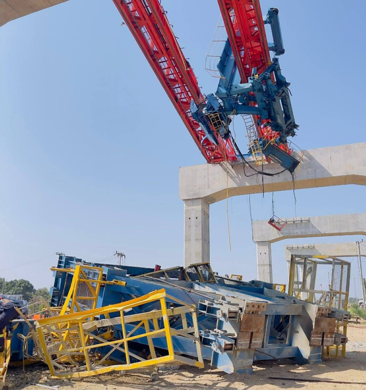 Chiếc cần cẩu bị rơi thuộc dự án đường sắt cao tốc Thái Lan - Trung Quốc đang được thi công trên cao. (Nguồn: Fire & Rescue Thailand)