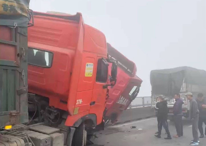 Vụ tai nạn giữa 3 ô tô khiến 4 người chết, 6 người bị thương.