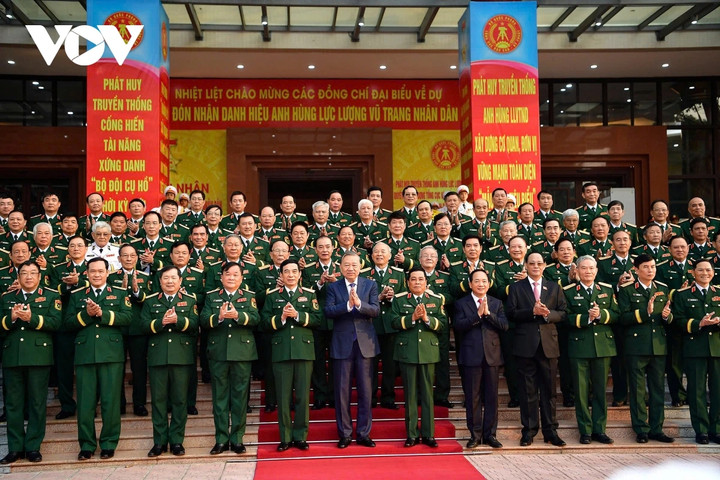 Tổng Bí thư Tô Lâm và các đại biểu chụp ảnh lưu niệm.