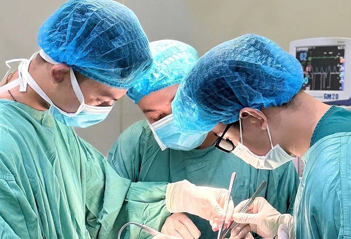 Các bác sĩ phẫu thuật cho bệnh nhân. (Ảnh: BVCC)