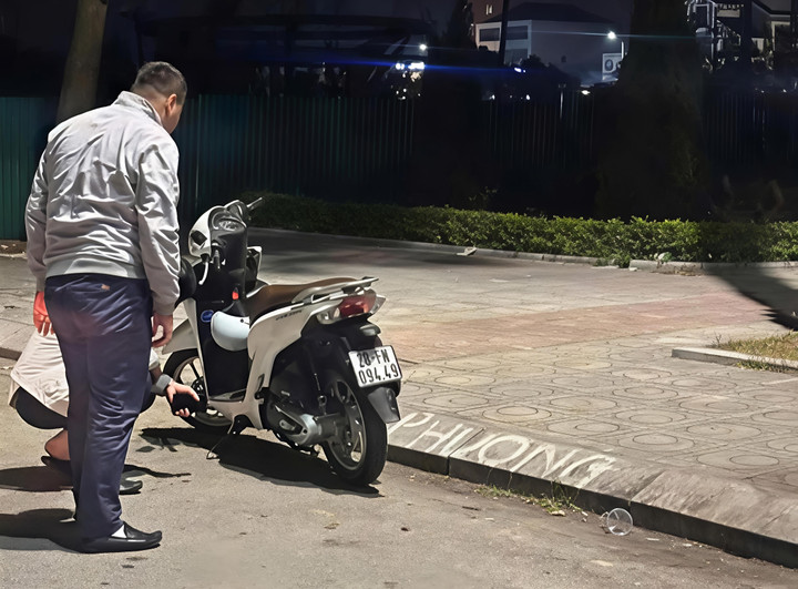 Xe máy của nghi phạm để lại ven đường ở Bắc Ninh.