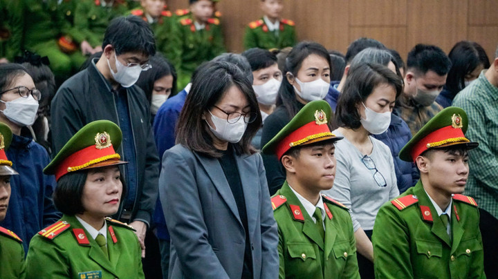 Cựu Cục trưởng An toàn thực phẩm Trần Việt Nga tại toà.