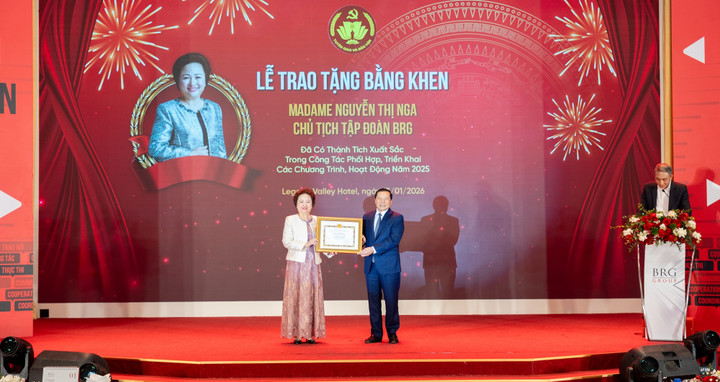 Ông Lại Xuân Môn - Uỷ viên Ban chấp hành Trung ương Đảng, Phó Trưởng ban Thường trực Ban Tuyên giáo và Dân vận Trung ương - trao tặng Bằng khen cá nhân cho bà Nguyễn Thị Nga - Chủ tịch Tập đoàn BRG.