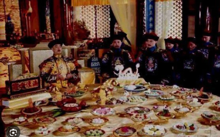 Có thật hoàng đế Trung Hoa không được ăn ba miếng trong cùng một món ăn?