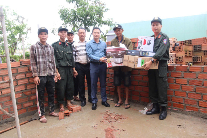 Người dân xúc động nhận gói quà tặng đồ gia dụng trị giá hơn 5 triệu đồng cho mỗi hộ gia đình từ thương hiệu Rapido.