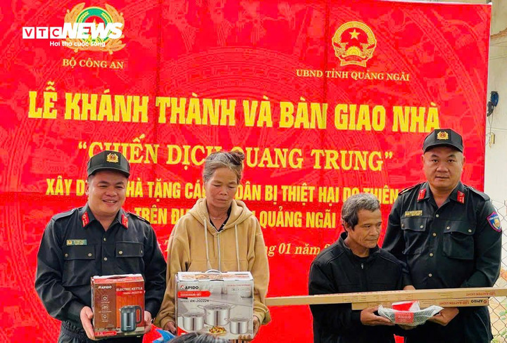 Lực lượng Công an Nam Trung Bộ trao tận tay người dân vùng lũ từng sản phẩm gia dụng thiết yếu giúp ổn định cuộc sống.