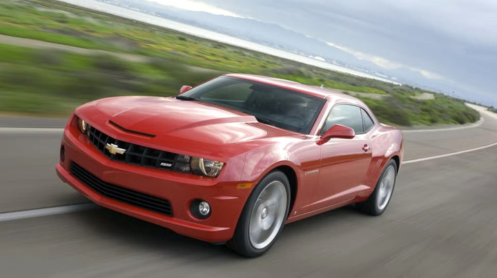 Tổng thống Trump từng được mời lái chiếc Camaro SS. (Ảnh: Carbuzz)