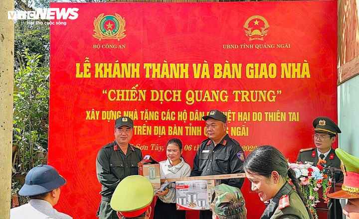 Lực lượng CSCĐ Nam Trung Bộ đồng hành cùng thương hiệu Rapido trao tặng đồ gia dụng thiết yếu cho nhà mới trong Chiến dịch Quang Trung tại Quảng Ngãi
