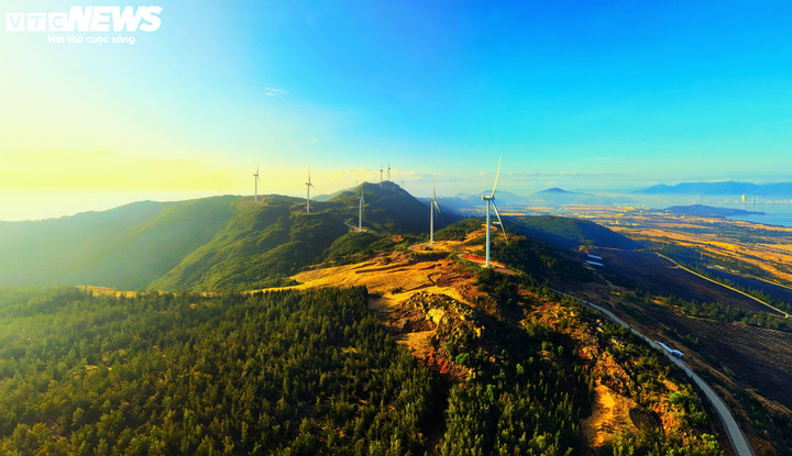 Điểm nhấn lớn nhất của điện gió phía Đông tỉnh Gia Lai chính là các dự án nằm trong Khu kinh tế Nhơn Hội. Tại đây, các cánh đồng turbine gió không chỉ có nhiệm vụ phát điện mà còn trở thành điểm nhấn du lịch, thu hút hàng ngàn lượt khách đến tham quan, check-in.