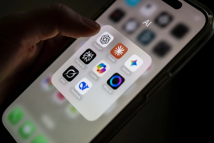 Các ứng dụng AI phổ biến như ChatGPT, Claude, Gemini, Perplexity, Copilot, Meta AI, Grok và DeepSeek trên điện thoại. (Nguồn: DPA)