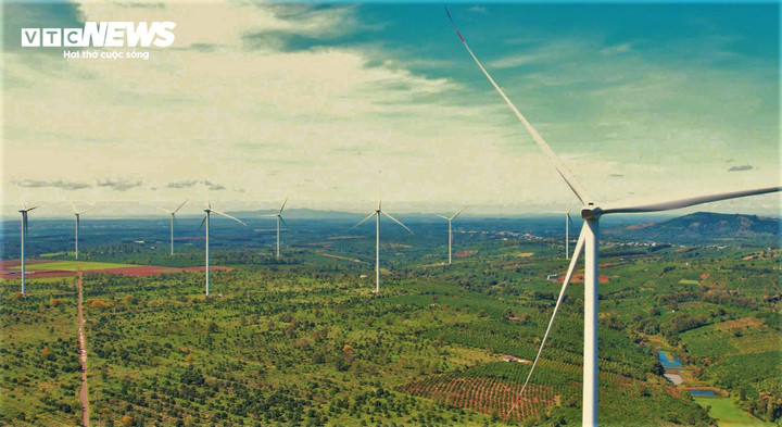 Trong giai đoạn 2021-2025, Gia Lai Tây chứng kiến một cuộc "đổ bộ" của các dự án điện gió quy mô lớn, biến những vùng đất khô cằn thành công trường năng lượng hiện đại như khu vực "rốn gió" Chư Prông và Kbang, nơi tập trung các dự án có công suất lớn nhất tỉnh.