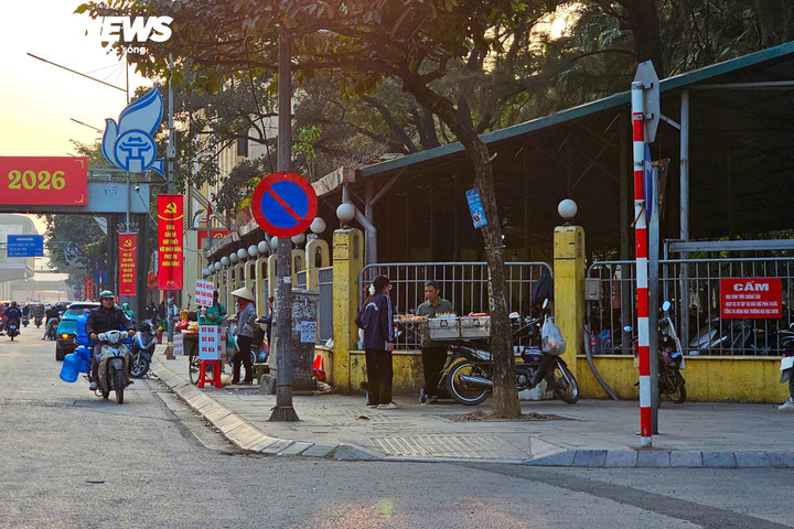 Khi vắng bóng lực lượng chức năng, dù khu vực đã được treo biển cấm, một số người vẫn bày bán hàng hóa trên vỉa hè, chiếm trọn lối đi của người đi bộ, tiềm ẩn nguy cơ mất trật tự đô thị và an toàn giao thông.