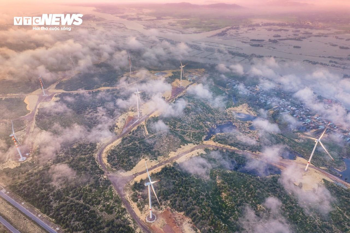 Tỉnh Gia Lai với thế mạnh về quỹ đất, hạ tầng kinh tế, sức gió từ đại ngàn và biển cả đang tạo thành một trung tâm năng lượng tái tạo mạnh mẽ, thắp sáng kinh tế điện lưới miền Trung - Tây Nguyên và quốc gia.