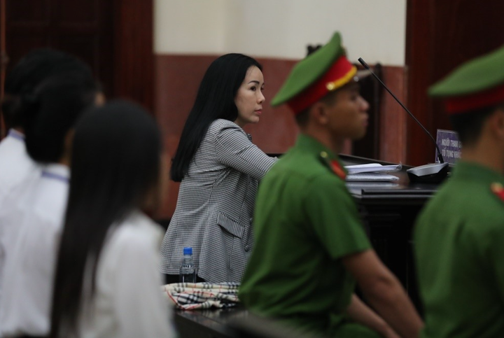 Bà Đinh Thị Lan được triệu tập đến tòa trong vụ án Nguyễn Phương Hằng và đồng phạm xúc phạm danh dự, uy tín 10 cá nhân.