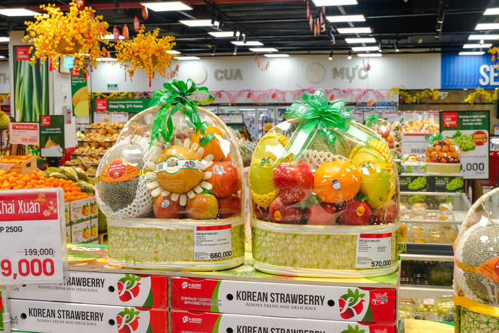 Các giỏ quà Tết sản phẩm trái cây, rau củ, được trình làng nhiều hơn trong năm nay