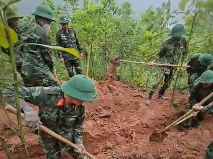 Cán bộ, chiến sỹ Bộ Chỉ huy Quân sự Quảng Trị đang thực hiện quy tập hài cốt liệt sỹ trong rừng tràm ở xã Đakrông (Quảng Trị). (Ảnh: Xuân Diện)