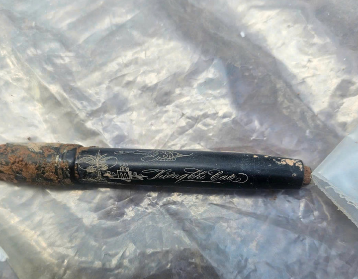 Quá trình quy tập, lực lượng bộ đội cũng phát hiện nhiều di vật, đáng chú ý là cây bút máy có khắc tên "Vương Chí Cao". (Ảnh: Xuân Diện)